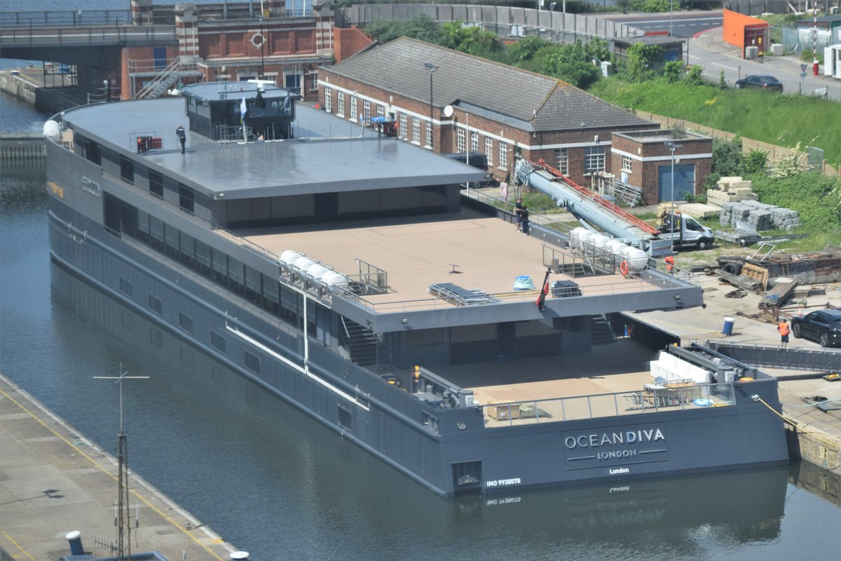 Looking down on DIVA

@OceanDivaLDN still in the KGV Lock today undergoing trials and tests with a few visitors too 
(Pic window not drone).

Background on the vessel here: bit.ly/OceanDivaLDN

#OceanDiva #OceanDivaLdn
#BatteryPowered #Electric
#London #RoyalDocks
#dlr_blog