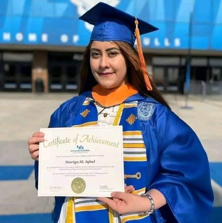 AzharUddinSays's tweet photo. She is Storiya; sister of Mashal Khan who was lynched to death in Mardan Pakistan years ago on April 13. She graduated from The State University of Newyork| US. Very happy for her| her parents| & for the deceased soul of Mashal Khan| RIP. 

Big Congratulations to the family. 💐❤️

Shabash 🙌

@StoriyaM ♥️👏