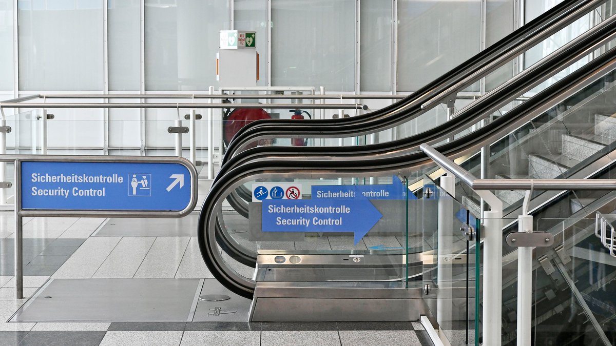 MUC_Airport's tweet image. Neue, innovative #Sicherheitskontrollen ausgeweitet 🙌 
· Mehr Sicherheit durch Röntgenbilder in 3D-Ansicht
· Schnellere und bequemere Kontrollen für Passagiere
munich-airport.de/17527074
#MPresse #CTScanner
@BauenBewegen