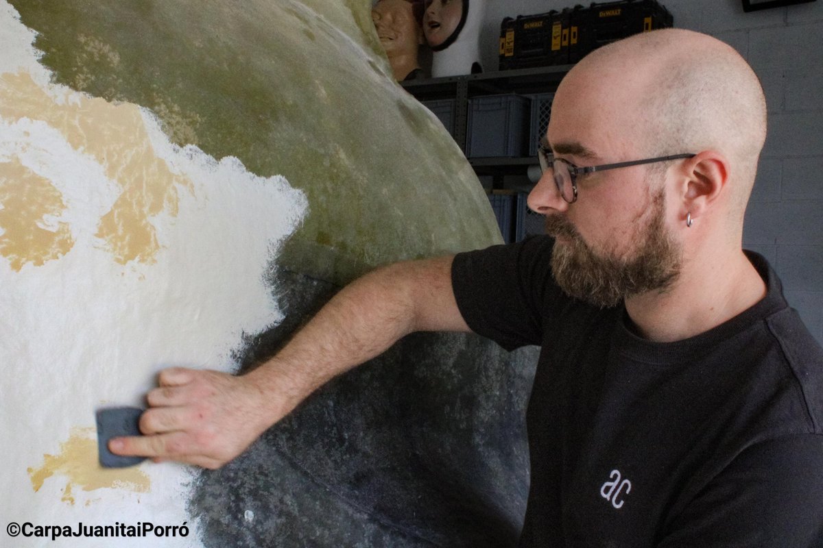 Avui al matí hem pogut veure com va el procés de la Carpa al taller de l'artista Arnau Codina! 🖌

La replica de la carpa és més afectiva a l'hora de ser portada pels membres de la colla, ja que s'ha alleugerat pes i s'ha incorporat la comoditat per tal de ser portada.