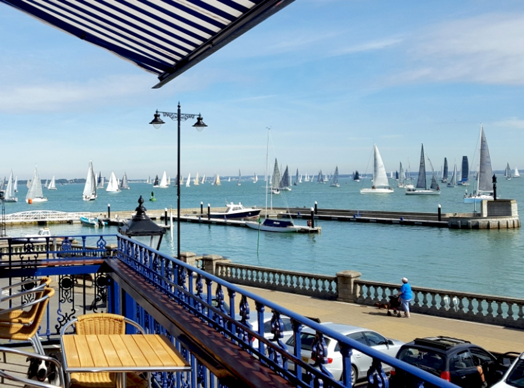 DeauvilleFr's tweet image. #REGATE COWES-DEAUVILLE
Skippers anglais et français se rejoignent aujourd'hui sur l'île de Wight. Les premiers #bateaux à mettre le cap sur Deauville partiront demain matin pour arriver dans la nuit de vendredi à samedi.
ℹ️ indeauville.fr/regate-cowes-d…
#transmanche #inDeauville