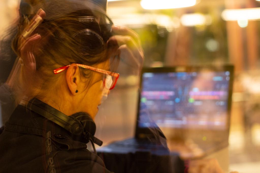 Después de la charla de Elena, tendremos una session de URA.  Laura Ortega es una musica en activo en continua evolucion y eso se hace notar en sus pinchadas. Es una de las 25 mujeres que salen en el libro de Neskatza Maite #MaiatzeanMatrizean