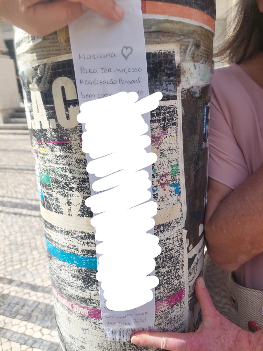 Fita branca encontrada ontem no cortejo da Queima das Fitas em Coimbra. Pertence a uma Mariana e é dos pais. Partilhem para chegar à dona