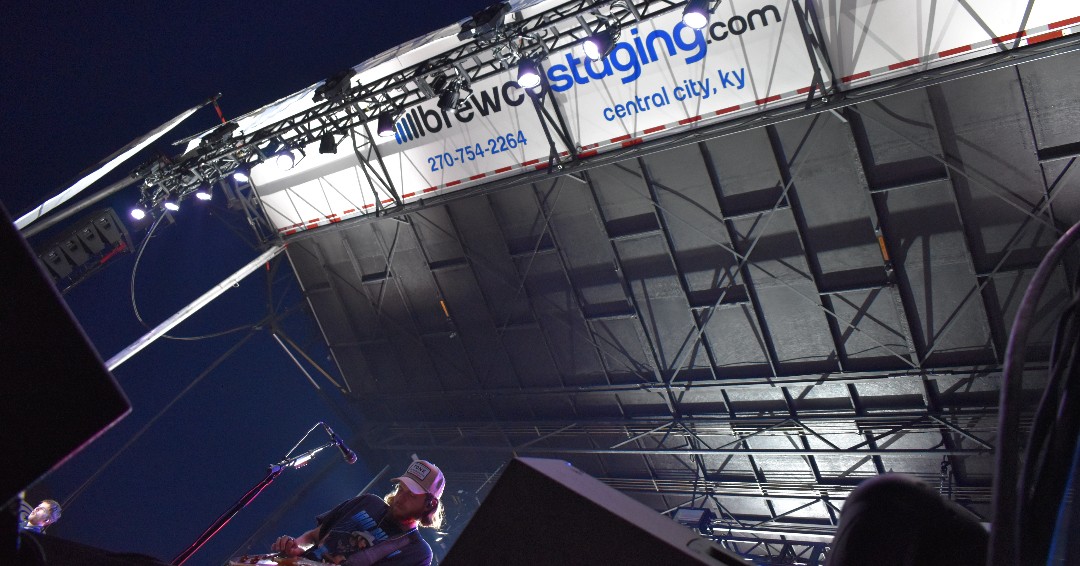 BrewcoMarketing's tweet image. 🎪 Our cutting-edge #mobilestages rolled into Talladega Superspeedway, bringing the #party to the heart of the racetrack. 
🌟 Chart-topping artist Cole Swindell took the stage, delivering a powerhouse performance. 🎤🌟The energy was off the charts. 🎵💥 #concert #festival