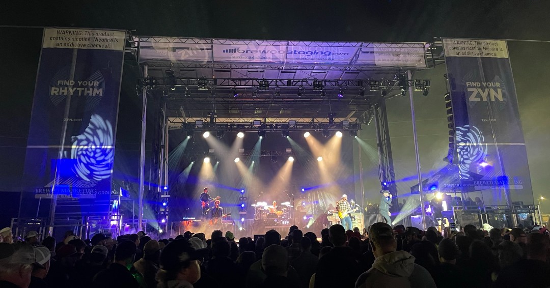 BrewcoMarketing's tweet image. 🎪 Our cutting-edge #mobilestages rolled into Talladega Superspeedway, bringing the #party to the heart of the racetrack. 
🌟 Chart-topping artist Cole Swindell took the stage, delivering a powerhouse performance. 🎤🌟The energy was off the charts. 🎵💥 #concert #festival