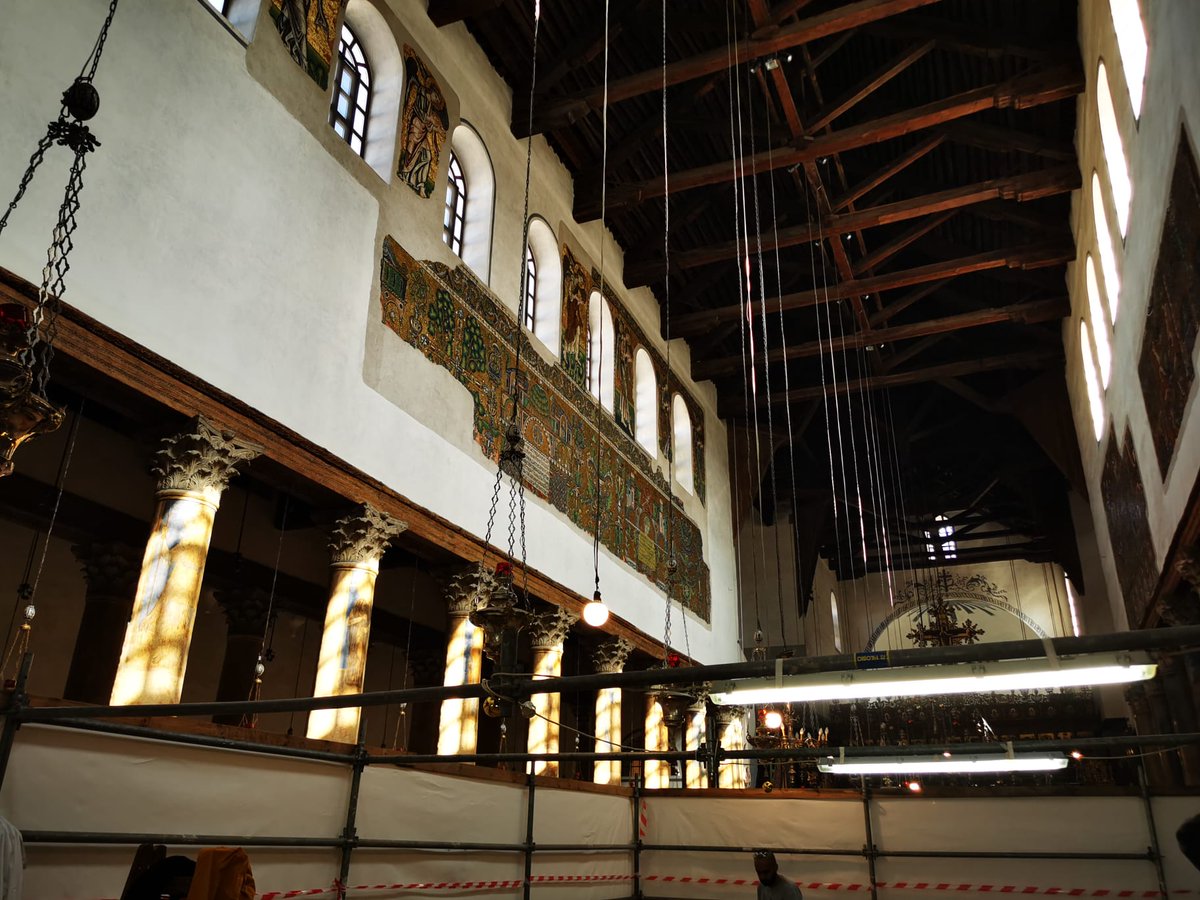 Piacentispa's tweet photo. #Throwback 
A #Betlemme è scesa la #sera. All'interno della #basilica della Natività sono andati avanti i lavori di ripulitura della #navata centrale. https://t.co/AKs86MP5ts