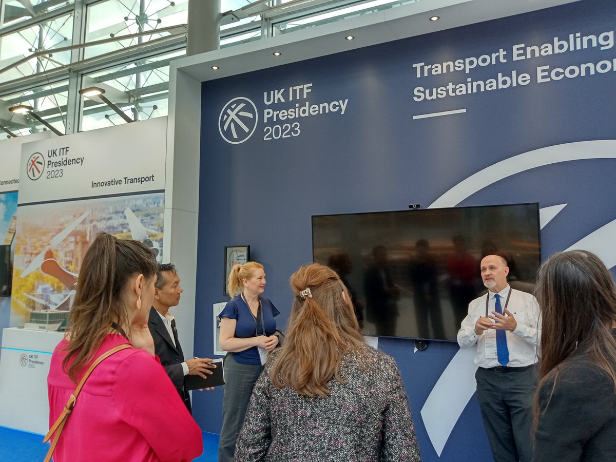 Transport_Links's tweet photo. At a spotlight session at #ITF23 marking the UK's presidency today, @FCDOGrowth hosted @bcrre's Kevin Blacktop who introduced #HydroFLEX the hydrogen-powered #train.
He explained the successes, challenges & opportunities ahead for #railways across the globe.
@FCDOResearch https://t.co/sq5EhfGVpG