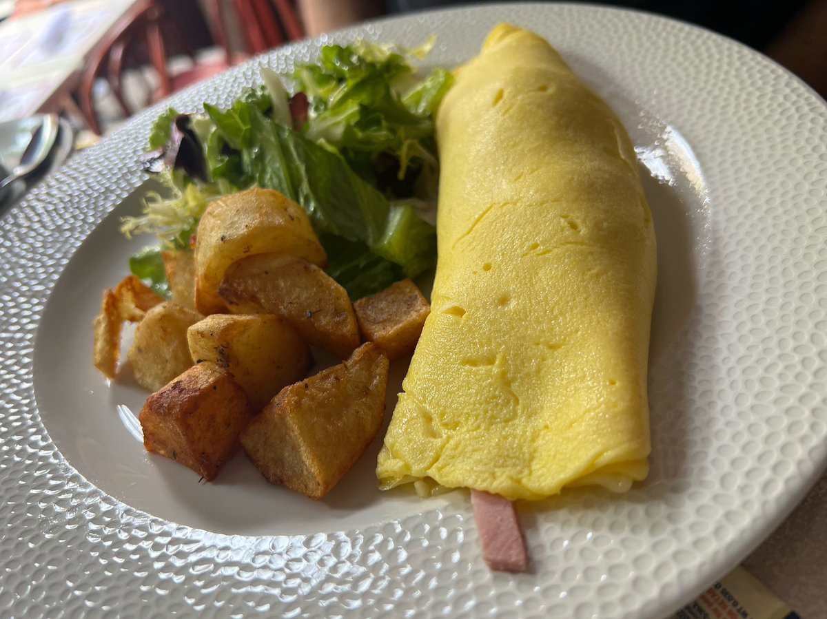 Yes, that’s our @mannysbistrony gruyere & ham omelette getting a little cheeky with you. 😛 Bon appetit! 
#mannysbistro #eggs #omelette #jambon #lunch #bonappetit #nyc #newyork #newyorkcity #newyorklife #nomnom #nomnom24x7 #nomnomnom #forkyeah #frenchbistro #frenchrestaurantnyc