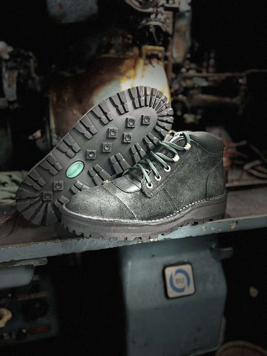 🏴‍☠️Custom Boot of the Day🏴‍☠️
🔥🔥🔥🔥🔥🔥🔥🔥🔥🔥

- African Ranger Upper 
- Black Rough Out Leather 
- Unstructured Toe
- Black Stitching 
- leather + Resin Runner Midsole
- Mini Lug EVA Sole 

#myjimgreens
#customboots 
#blackout