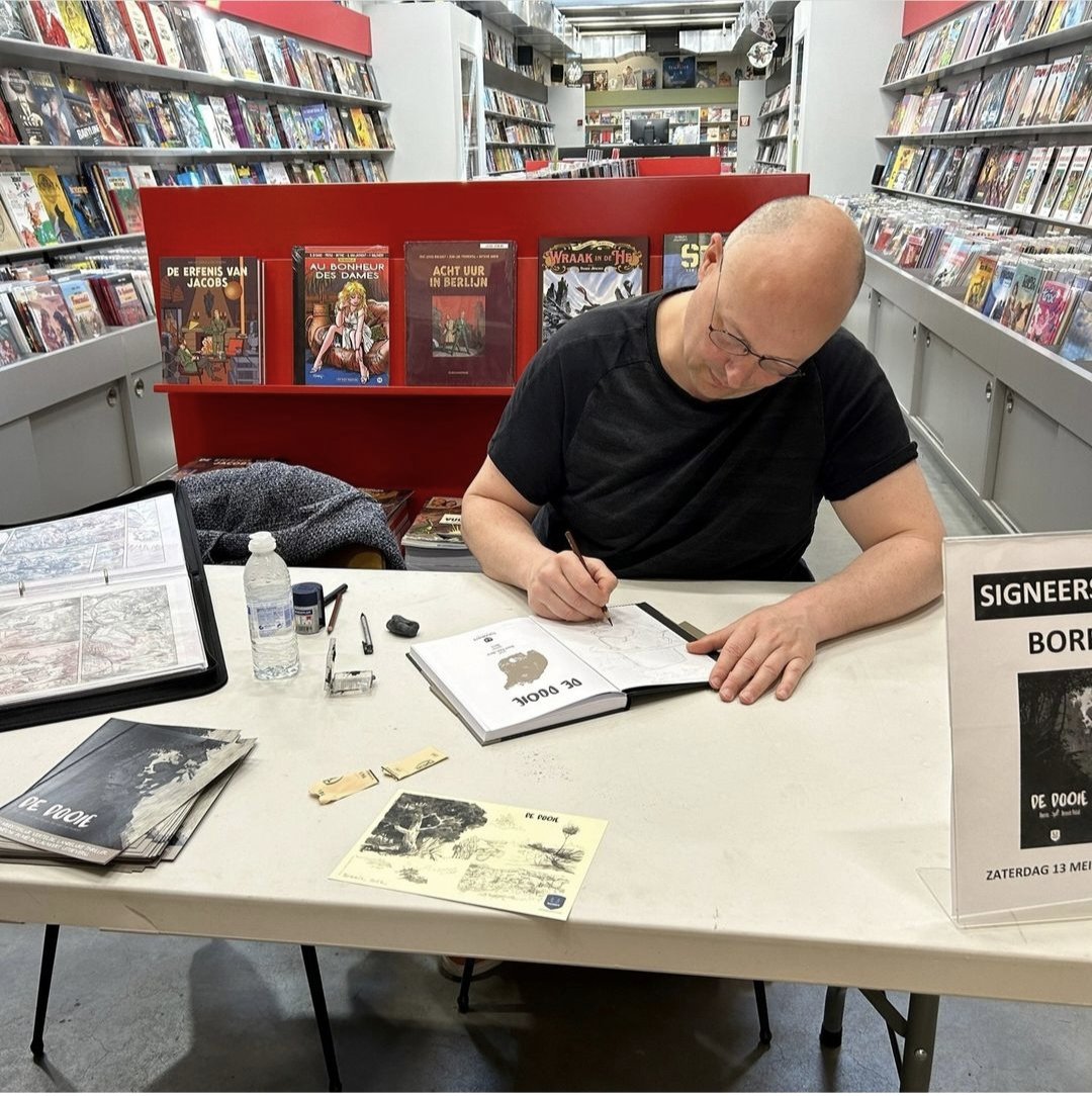 Des photos de mon week-end belge. J'ai dédicacé De Dooie, alias Charogne en flamand. Et j'ai dédicacé mon premier libraire, après l'avoir étranglé (pour de faux) devant une PLV de Largo Winch de circonstance (Fini de jouer!). Quel beau week-end!
#Lauwert #BD #bandedessinée