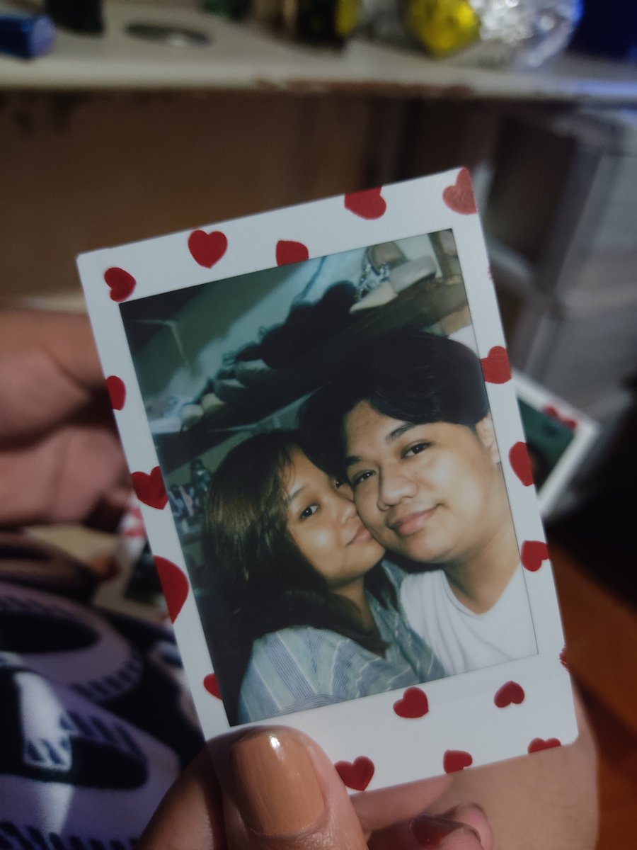awrasheene's tweet photo. "ano nga tawag dun sa gusto mong camera?"
"Old roll?" (Akala ko kasi app, gamit ko kasi phone nya non)
"hindi.."
"Alin yung instax ba? Yung polaroid?"
"Oo yun, yun na ang birthday gift ko sayo"
🥹 https://t.co/abnWGDVzdm