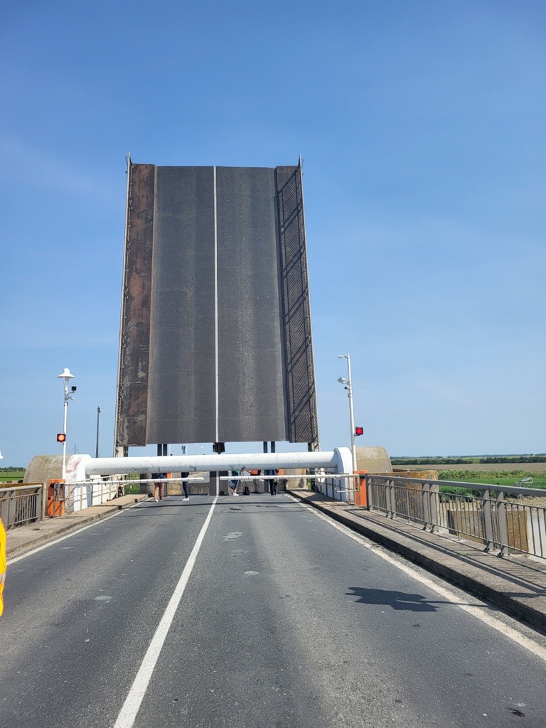 departement17's tweet photo. #Infolive #PontduBrault
Le tablier est sécurisé, la navigation peut reprendre temporairement dès cet après-midi.
Face à l’impossibilité de descendre le tablier, la circulation reste coupée jusqu’à nouvel ordre.
Autres infos à suivre ds les jours à venir.
👉https://t.co/Hvr8brUolL https://t.co/smwnzh6AiN