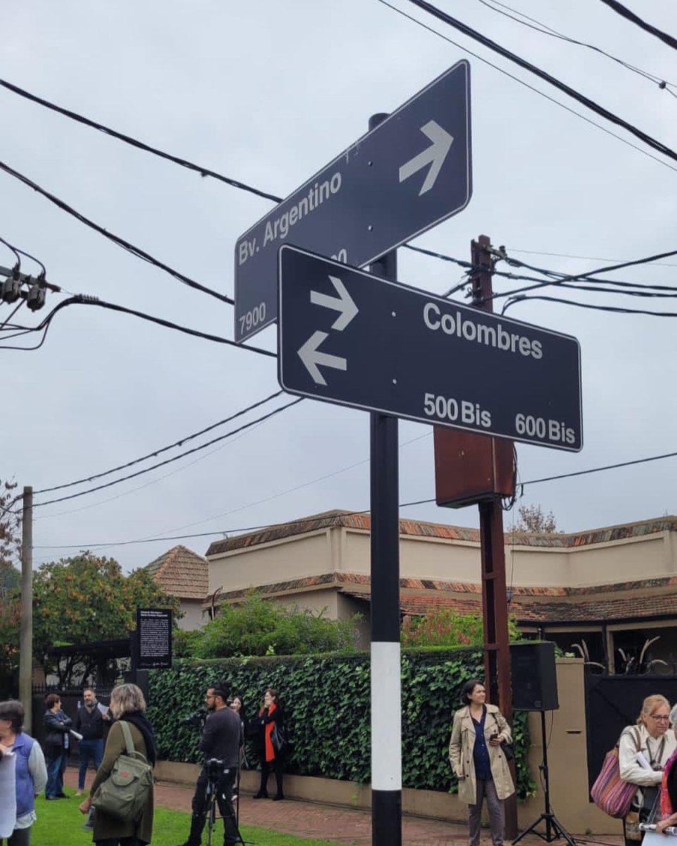 sadoprosario's tweet photo. Asistimos a la señalización homenaje a lxs militantes Eduardo Germano y María Cristina Pagnanelli, que se realizó en la esquina de Colombres y Bv. Argentino, en Fisherton.
#ProgramaMarcasDeMemoria https://t.co/eTlGPhnjes