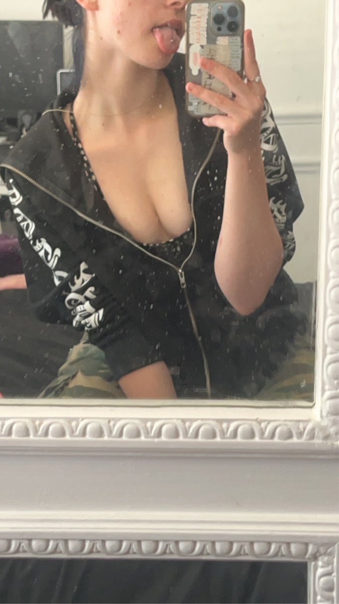 KkandyhaZe's tweet photo. https://t.co/5Eq8oF72vF
Just a bitch that wanna be fucked 😈 https://t.co/5msH0tvG4Y
