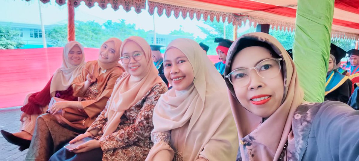 petani_cantik31's tweet photo. Happy graduation untuk adek2ku yang wisudah hari ini, semoga ilmu kalian berkah dan berguna di masa depan🤲🥰

#UMPAR https://t.co/J7BePKLZVF