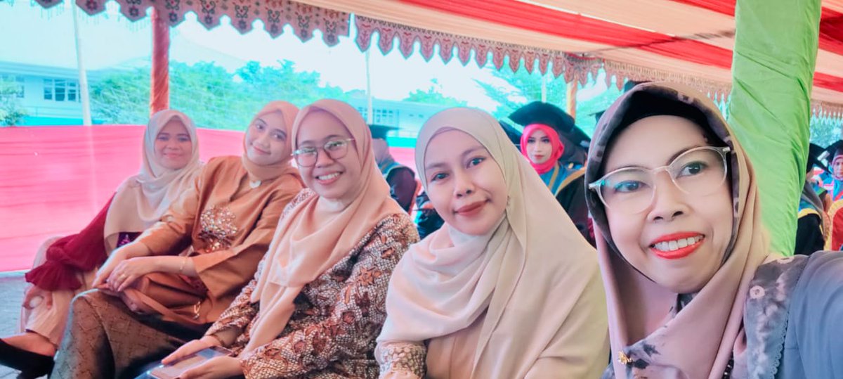 petani_cantik31's tweet photo. Happy graduation untuk adek2ku yang wisudah hari ini, semoga ilmu kalian berkah dan berguna di masa depan🤲🥰

#UMPAR https://t.co/J7BePKLZVF