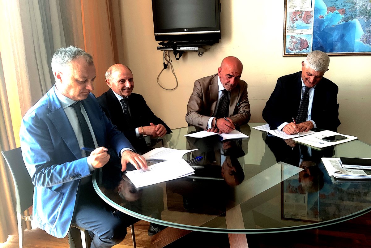 EnteEic's tweet photo. Il Presidente @lucamascol, il Direttore Generale Vincenzo Belgiorno ed il Presidente di ITL S.p.a. Pasquale di Biasio hanno firmato la convenzione per l’affidamento della gestione del SII nel Distretto Caserta.
- https://t.co/8HtUnFtjSD https://t.co/3bnA6OvTcV