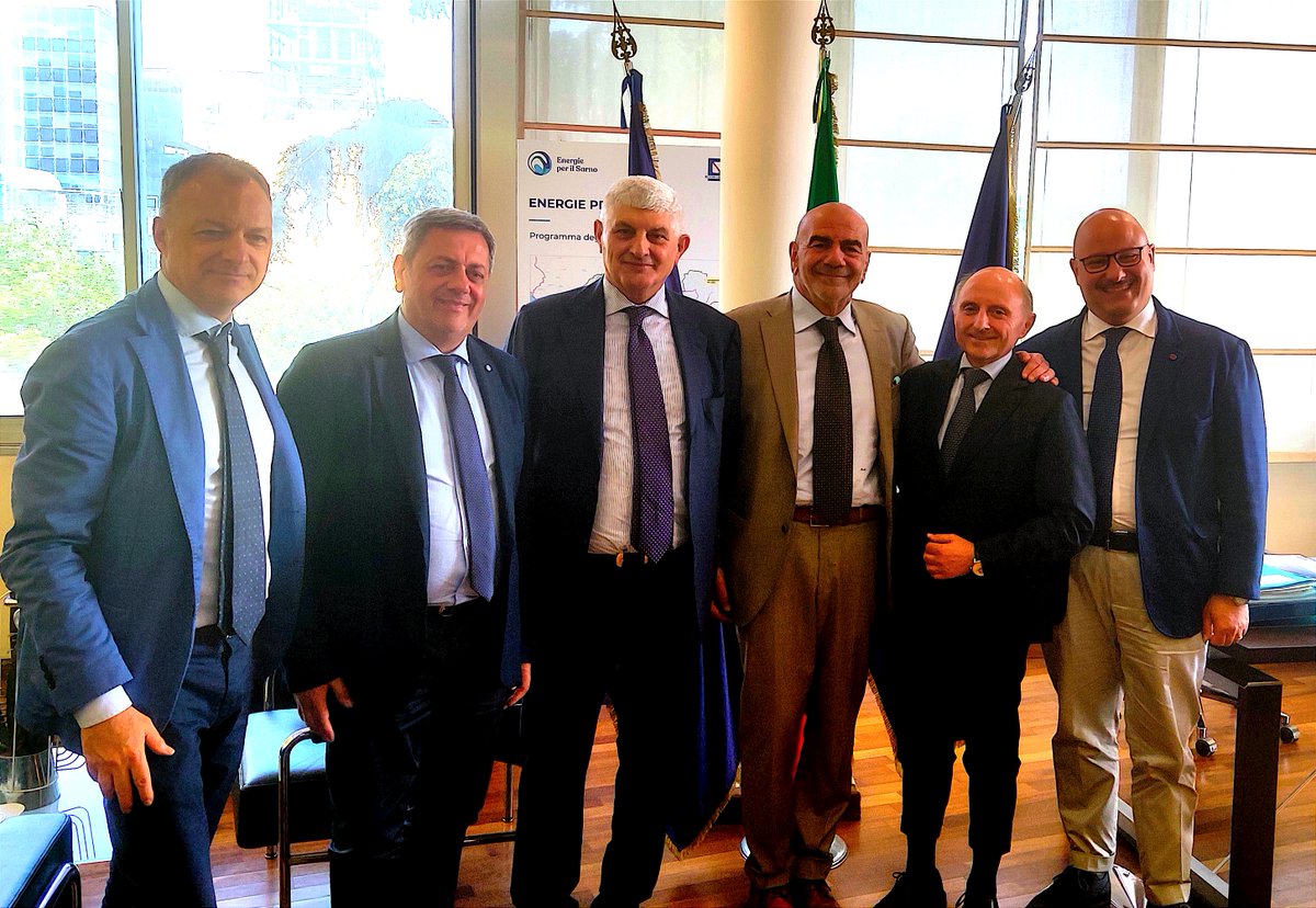 EnteEic's tweet photo. Il Presidente @lucamascol, il Direttore Generale Vincenzo Belgiorno ed il Presidente di ITL S.p.a. Pasquale di Biasio hanno firmato la convenzione per l’affidamento della gestione del SII nel Distretto Caserta.
- https://t.co/8HtUnFtjSD https://t.co/3bnA6OvTcV