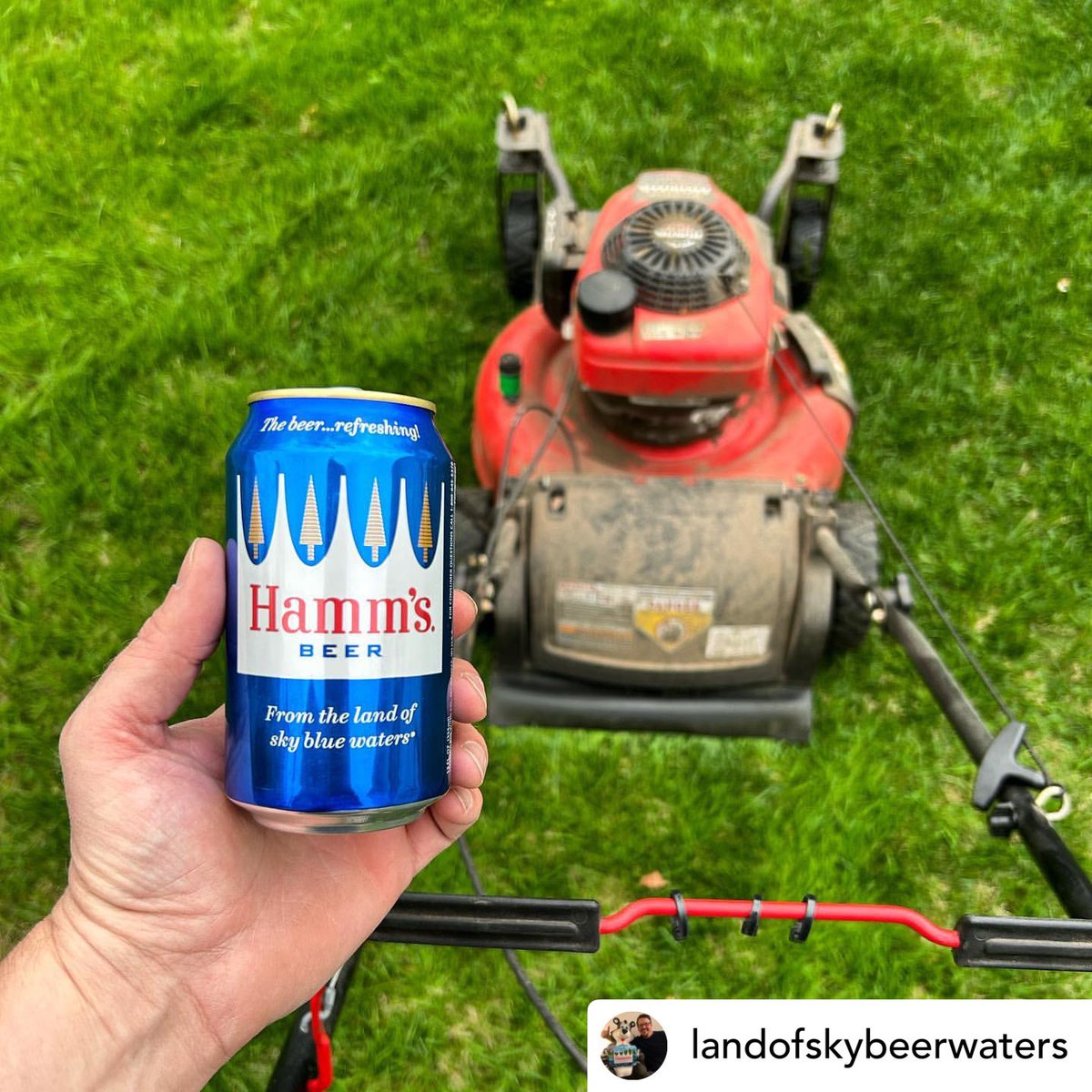 🍺 • @landofskybeerwaters Everyone talks about how great lawnmower beers are, but really I don’t understand how people think it’s easy to mow the lawn with one hand and drink with the other ….. 😀 

#lawnmowerbeer #lawnmower #hamms #hammsbeer #minnesota #lawncare #lawncarelife