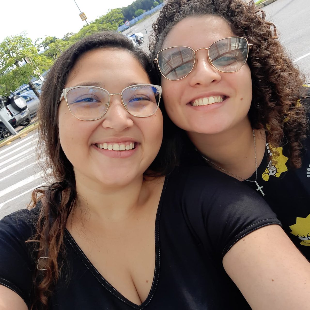 itswhoboyer's tweet photo. Meu golden trio! Só falta agora nós  três juntas 🥹 amo vocês, vidas! 💛 https://t.co/J3XU6WqKcA