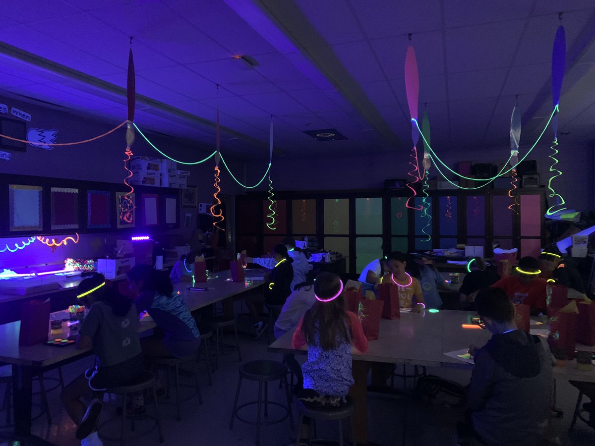 MtViewArtRoom's tweet photo. It’s now tradition that the last aspire art class gets a neon art party! Always so fun! 🎨🥳🌈✨🌠 @MtView07836 @mrobinson322 @melandyk @JOlsyn1109 https://t.co/ro8gXMghut