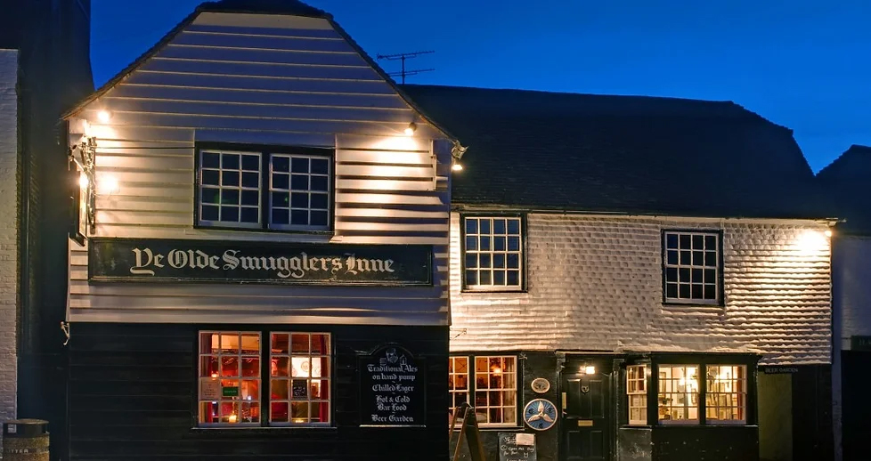 Are you looking for a quaint #CountryPub to visit this weekend?
We're spoilt for choice here in #EastSussex!

If you wander down to the beautiful village of Alfriston, you'll find Ye Olde Smugglers Inne.