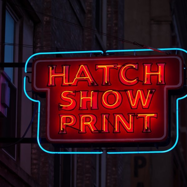 Bringing 19th century printing methods into the modern day, Hatch Show Print create prints that stand out from the digital products of their competitors, and it pays off. 150 years and still going strong.

Discover their amazing history here: citydays.com/articles/hatch…

#Nashville