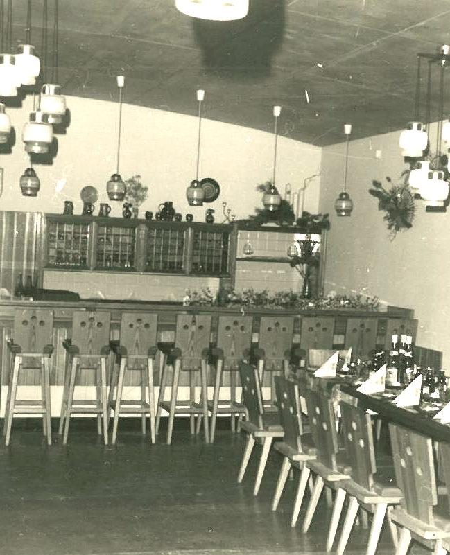 Von 1978 bis 1984 leitete Ehrentraud Metzler aus Großbockedra die Burggastronomie. Damals war die Gaststätte jedoch nur eine unbeheizte Sommerhalle und wurde saisonal von April bis Oktober bewirtschaftet. Es gab Tage, an denen 600 bis 1.000 Essen ausgegeben wurden.