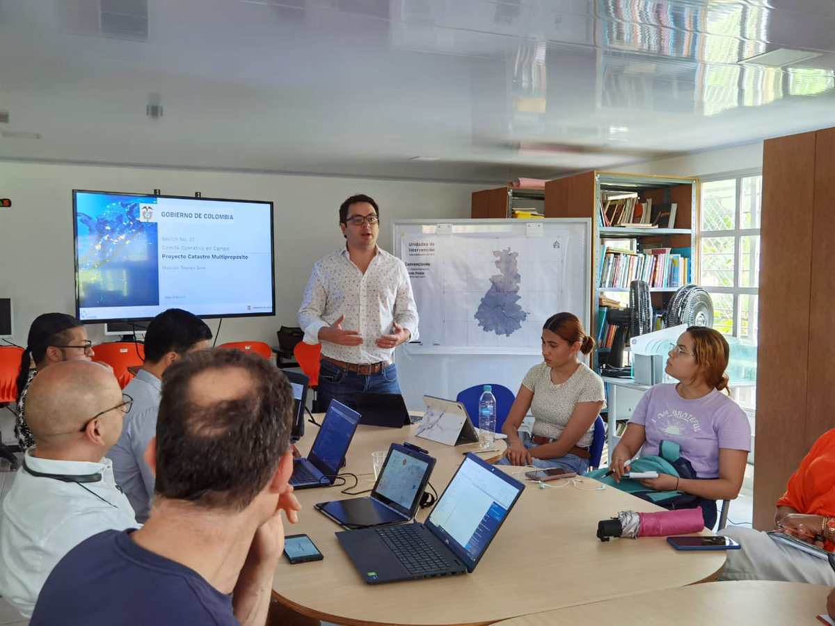 DNP_Colombia's tweet photo. El subdirector de Descentralización y Desarrollo Territorial del #DNP, @CamiloAcero, adelantó reunión con delegados de las entidades territoriales para conocer los avances del #CatastroMultipropósito y reforzar el proceso de articulación y trabajo interinstitucional. https://t.co/7T3UY3fRpJ