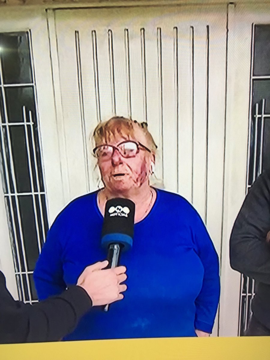 Los cagaron a Palos a unos Abuelos para robarle en la casa mientras dormían.
Mírenle el ROSTO como la dejaron 

Vengan de a Millones me chupa 1🥚
BALA a los chorros. Punto