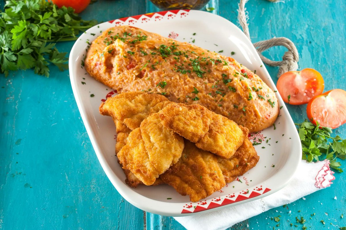 teleculinaria's tweet photo. Esta receita de migas de tomate com peixe frito é uma verdadeira delícia 😊  Experimente aí por casa e fique completamente rendido a este prato de peixe! 

Veja a receita: https://t.co/Mkp9giOp7A https://t.co/9V9eyIeRNB