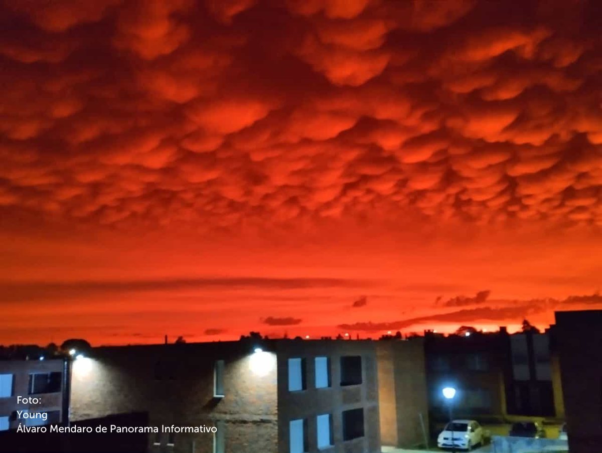 Inumet_'s tweet photo. Nubes rojas en Paysandú y R.Negro.

La dispersión de Rayleigh explica este fenómeno.
El Sol estaba bajo en el horizonte y sus rayos iluminaron la base de las nubes (altocúmulos/altostratos), reflejando hacia nosotros las tonalidades más cálidas del espectro de luz (naranja/rojo). https://t.co/42t2DarboA