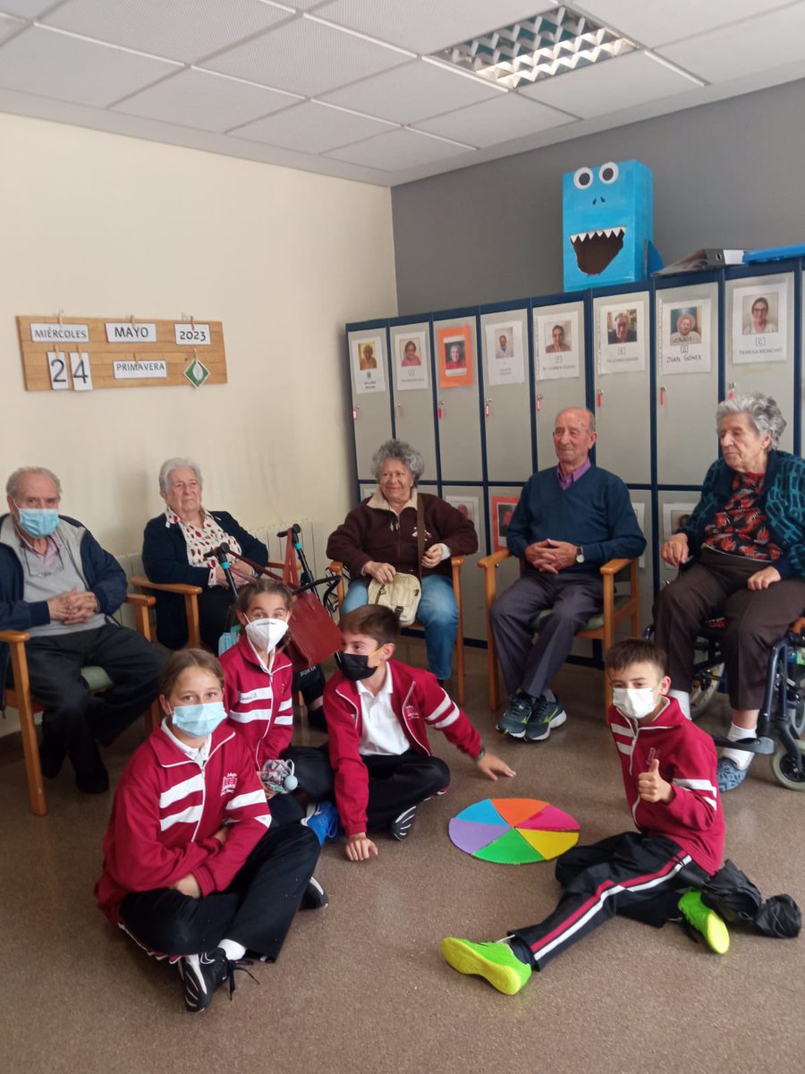 colemariaasunta's tweet photo. ¡Qué bien lo hemos pasado jugando al trivial en la Residencia de la Tercera Edad en Onil! 🤗 Esta actividad nos ha permitido conectar con generaciones diferentes a la nuestra y compartir un rato muy entretenido con ellos 🫶🏻 ¡repetiremos!

#aprendiendojuntos https://t.co/LTxD9BMTRI