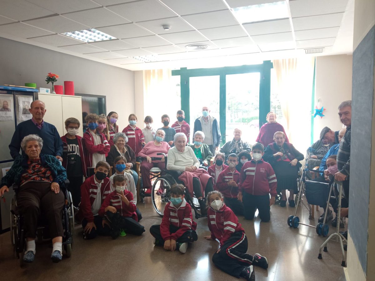 colemariaasunta's tweet photo. ¡Qué bien lo hemos pasado jugando al trivial en la Residencia de la Tercera Edad en Onil! 🤗 Esta actividad nos ha permitido conectar con generaciones diferentes a la nuestra y compartir un rato muy entretenido con ellos 🫶🏻 ¡repetiremos!

#aprendiendojuntos https://t.co/LTxD9BMTRI