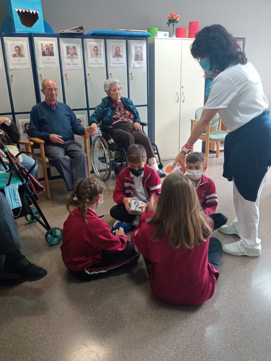 colemariaasunta's tweet photo. ¡Qué bien lo hemos pasado jugando al trivial en la Residencia de la Tercera Edad en Onil! 🤗 Esta actividad nos ha permitido conectar con generaciones diferentes a la nuestra y compartir un rato muy entretenido con ellos 🫶🏻 ¡repetiremos!

#aprendiendojuntos https://t.co/LTxD9BMTRI