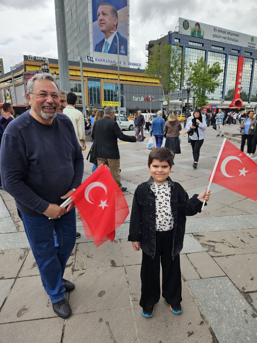 Ankara Kızılay’da #Milletİttifakı paydaşlarımız ile birlikte, Ankara İl Teşkilatımız saha çalışmalarımıza devam ediyor. 
Aydınlık bir Türkiye için, gelecek güzel günler için, ekonomik yıkımdan kurtulmak için, 
Hak, Hukuk ve Adalet için👇

#KararVer #OyVer 🫶 
<a href="/erkindelikanli/">Erkin Delikanlı</a>