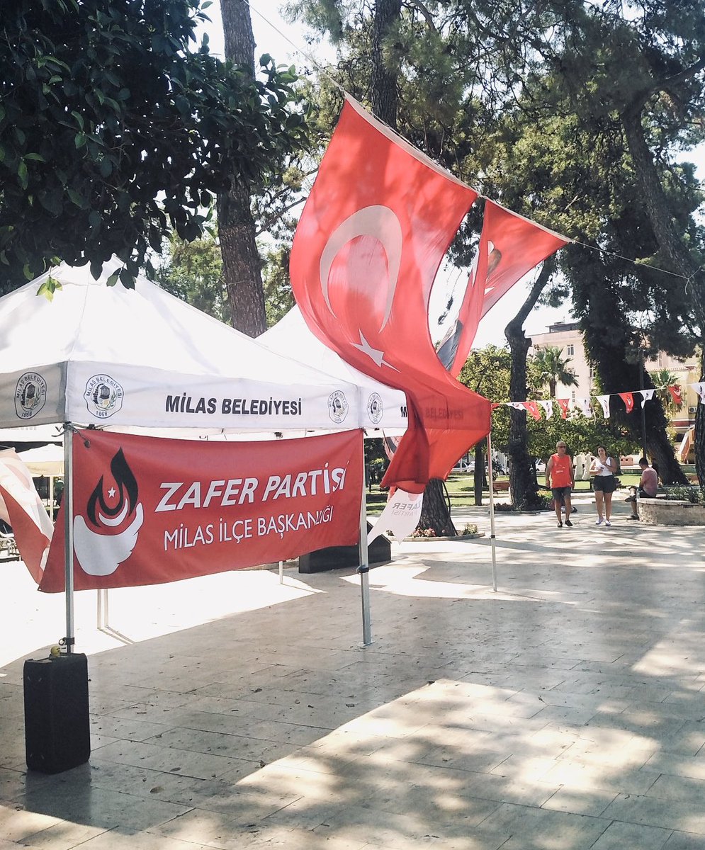 Az önce Zafer Partisi standına uğradık kimse yoktu, Ümit Özdağ  ile beraber Yeşil Sol Parti ziyaretine dağa gitmişler.