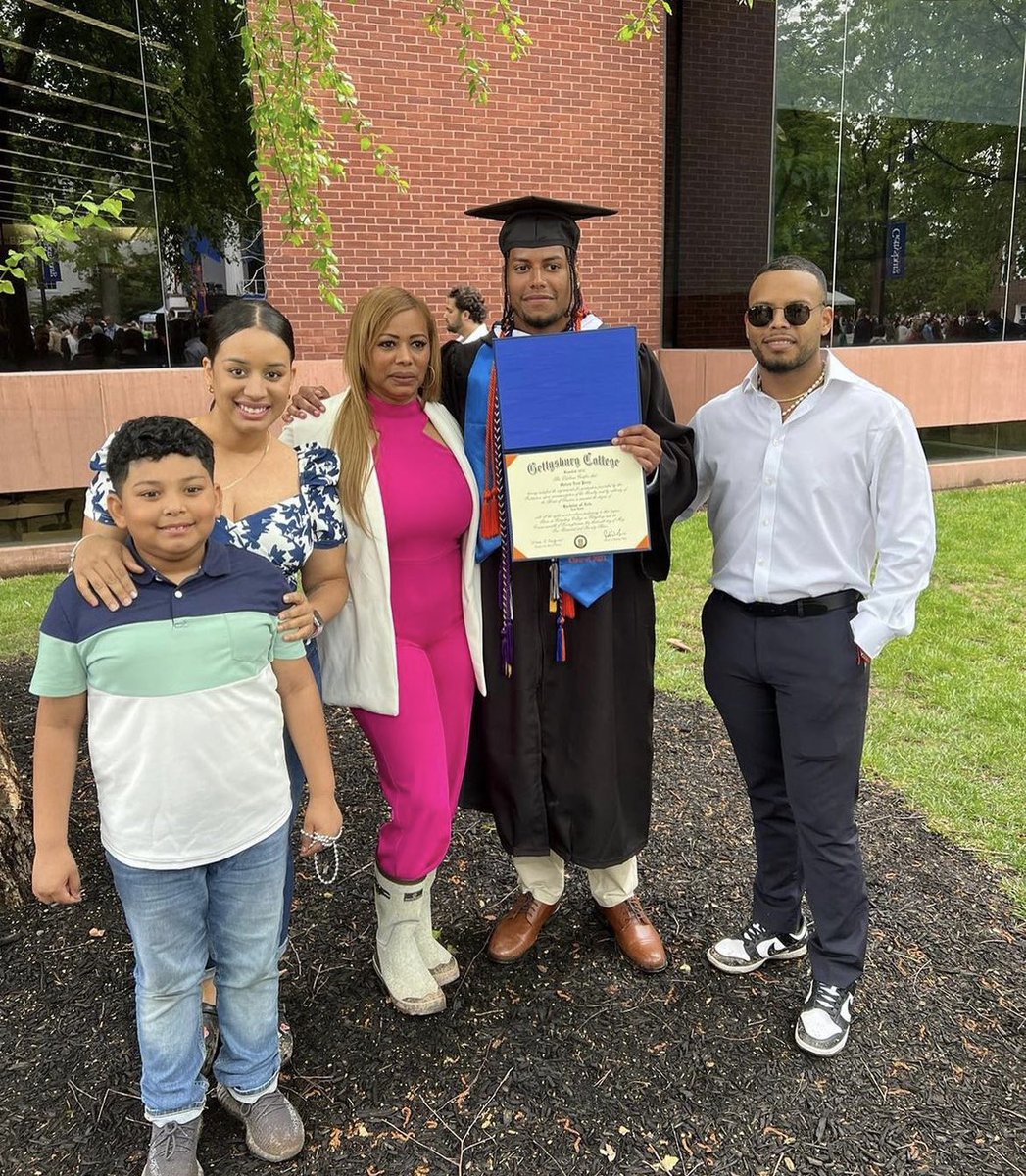 kennedyknights_'s tweet photo. Join us in CONGRATULATING another C/O ‘19 Alumni Melvin Perez on graduating from @gettysburg . Very proud of you Melvin, great job !!!
.
.
.
#WeAreKennedy #KennedyKnights #KnightsToCollege #KnightsGraduate #BronxFootball https://t.co/nfYSllFp8A