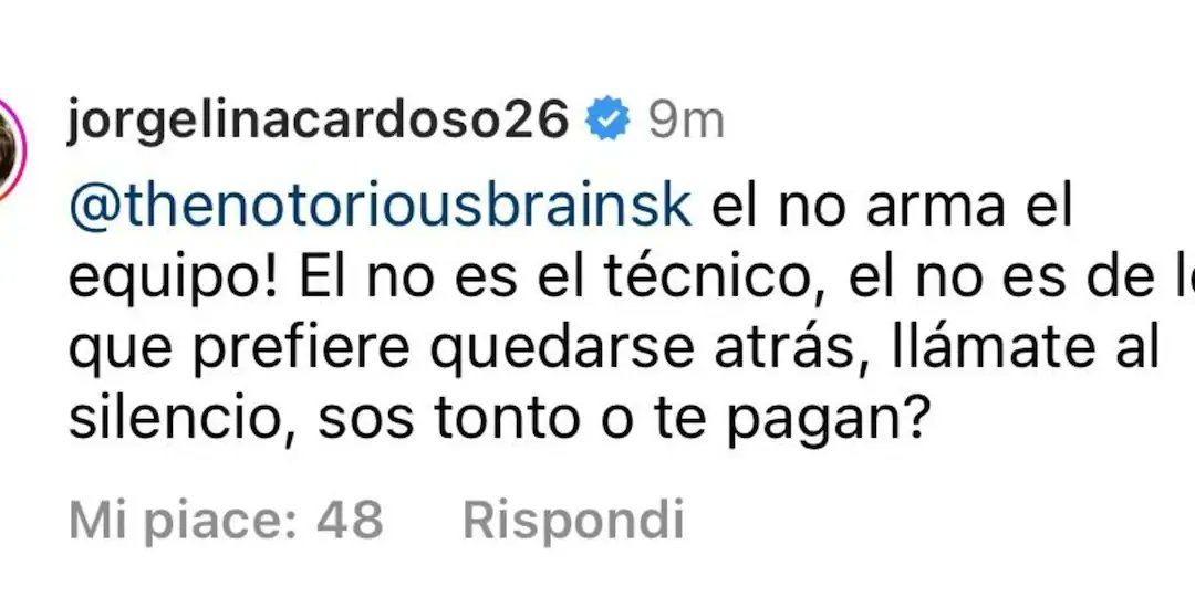 زوجة دي ماريا كذلك علقت: هو ( انخيل) ليس المدرب، ليس المسئول عن تحضير الفريق، و ليس من يفضل اللعب متراجعا. اخرس! هل انت أحمق أم انهم يدفعون لك لتتحدث؟

* التعليقات تم حذفها لاحقا