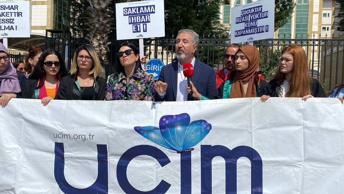 Ülkemiz 2018 yılında,Antalya’da milli eğitime bağlı bir okulda sözde öğretmenin 30 çocuğu istismarı ile irkilmişti.bu dosyayı 5 yıldır takip ediyoruz.sanık 636 yıl hapis cezası aldı.
Bugün,sanığın görev yaptığı okulda,kamu görevlisinin ihbar yükümlülüğünü yerine getirmemesi ve