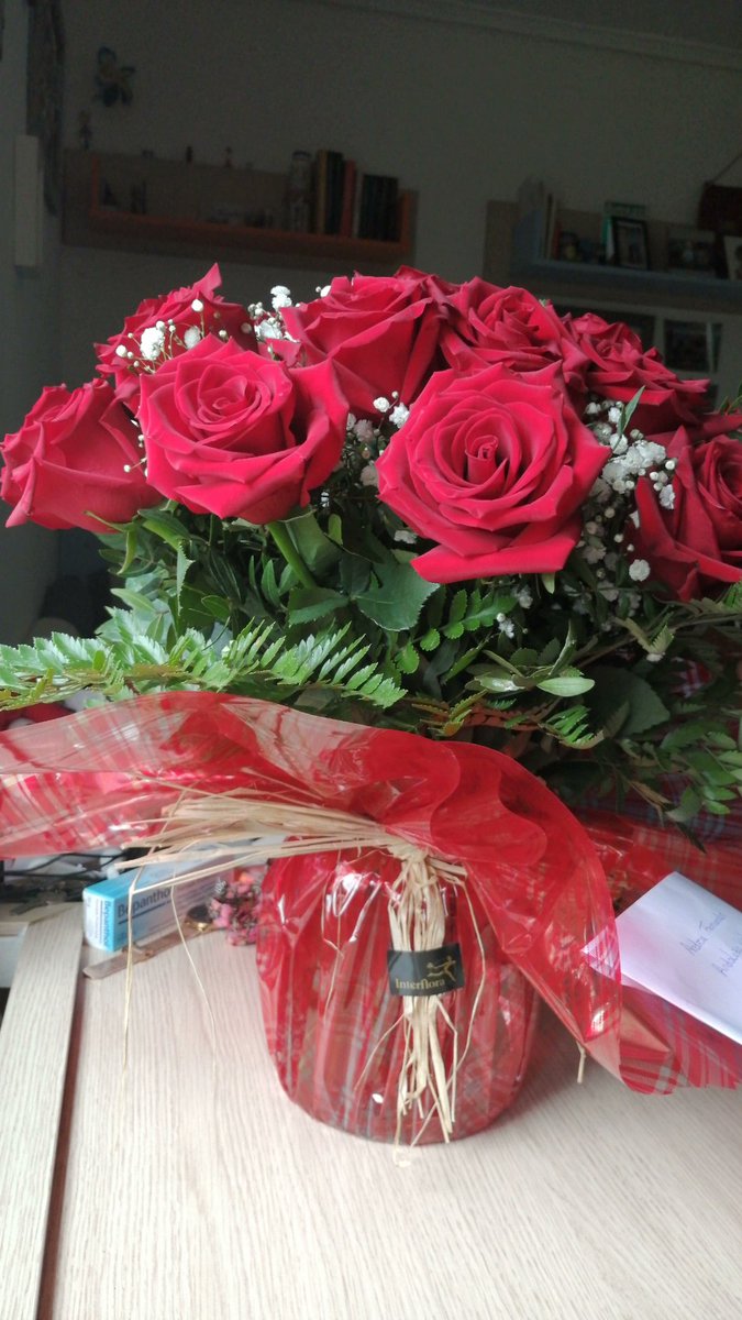 Andreafa_08's tweet photo. Hoy he recibido flores por primera vez, son preciosas 🤍 https://t.co/RilWfZ702r