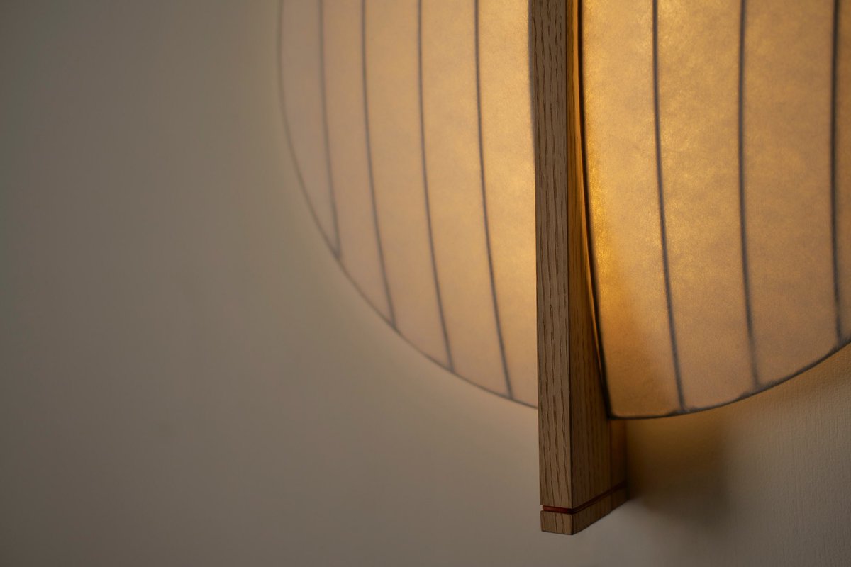 IKohdai's tweet photo. KOMORU Wall Lamp
3mmの線材を曲げ、溶接し、栗の木を製材しLEDを仕込むための溝を彫り配線し、傘の表面に布を貼る。
材料に応じて必要な加工技術を身につけながらコツコツ製作。
時間はかかるが面白い。 https://t.co/fegbkzs1v1
