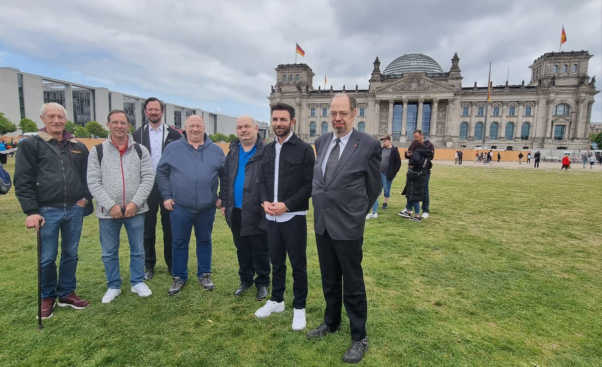 GerdMiedthank's tweet photo. Gemeinsam mit @holgerHase, #JohannesGyarmati #PeterMarx @BBMB_bund @DirkWieseSPD @TakisMehmetAli bei der Demonstration der Werkstatträte vieler #Werkstätten mit #Behinderungen aus ganz Deutschland vor dem #DeutschenBundestag #Inklusion #Teilhabe #Barrirefreiheit #Gerechtigkeit https://t.co/ioBD9Y2fZ8