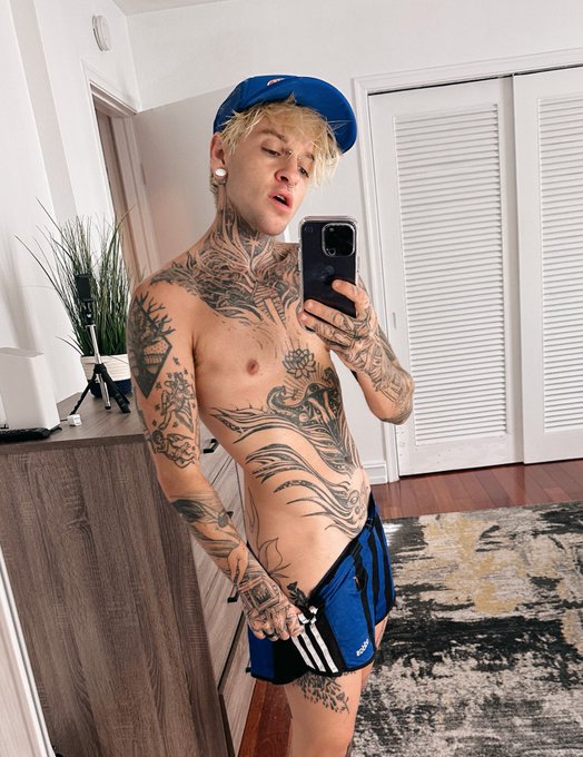 1 pic. RT if you think I should stuff these shorts into my pussy ???? https://t.co/lRQjJeYGi5