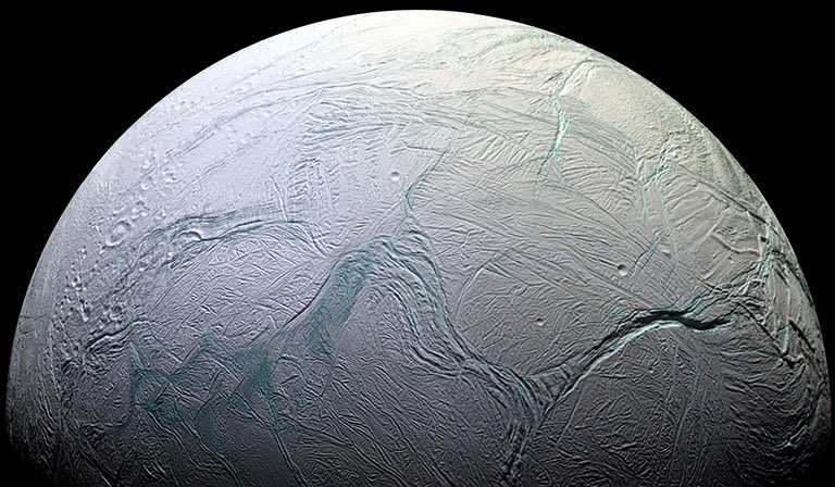 Satürn'ün uydusu Enceladus Cassini tarafından görüntülendi.
