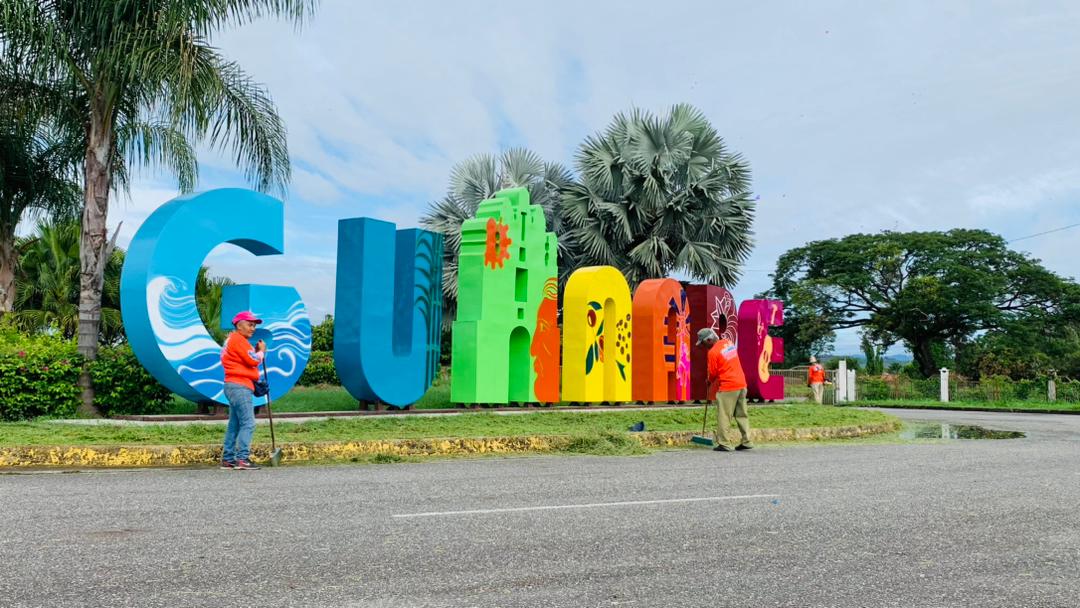 oscarnovoa_gre's tweet photo. Nuestro equipo de Servicios Públicos de la Alcaldía, avanza con el embellecimiento de las principales calles y avenidas, realizando labores de limpieza del distribuidor Guanare y el Monumento Bicentenario. 

#BastaDeArroganciaImperial

@NicolasMaduro @dcabellor https://t.co/maizjJfYNX