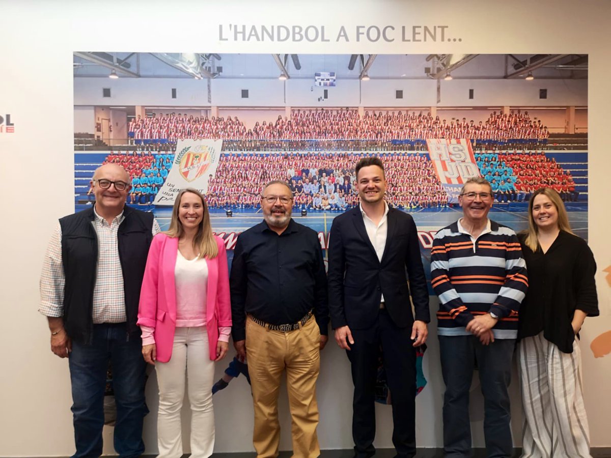 FelipeCamposlh's tweet photo. 📍Avui hem signat el conveni de col·laboració @aiguesbcnclient amb @handbolsjd

✍️ Amb aquest acord, estem construint un futur més verd i compromès  amb el nostre entorn. 

🤾🏻 L'esport és una eina poderosa per difondre  missatges importants i fomentar la #sostenibilitat i els hàbits saludables. 

#AmbTu a aprop, és el nostre compromís a @aiguesbcnclient 💙