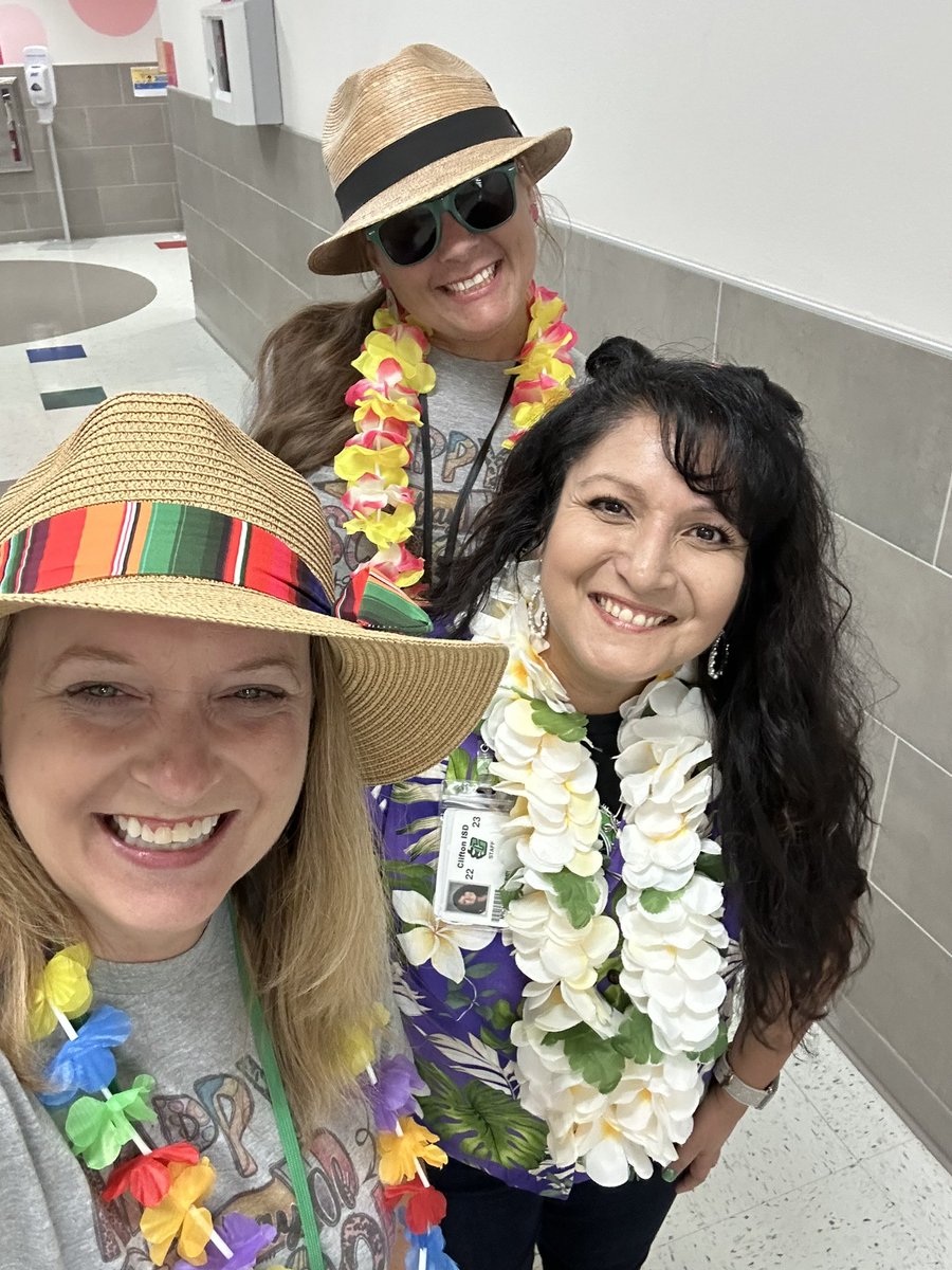 Lara Folks tweet media