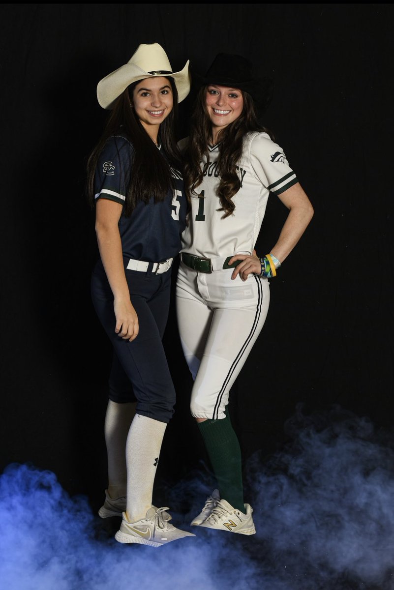 SoCoSoftball's tweet photo. GAMEDAYYYY ! ! ! Regionals CONTINUED! 9-8 Stallions in the top of the 7th with 2 outs, a runner on 2nd, and TW up to bat. #LetsRide 

⏰: 6:00pm
🆚: West Springfield 🤺
📍 : West Springfield HS 🚌
📺 : https://t.co/LlkPCW9m2z…

#ONEteamONEvoice https://t.co/Csn16iXnxU