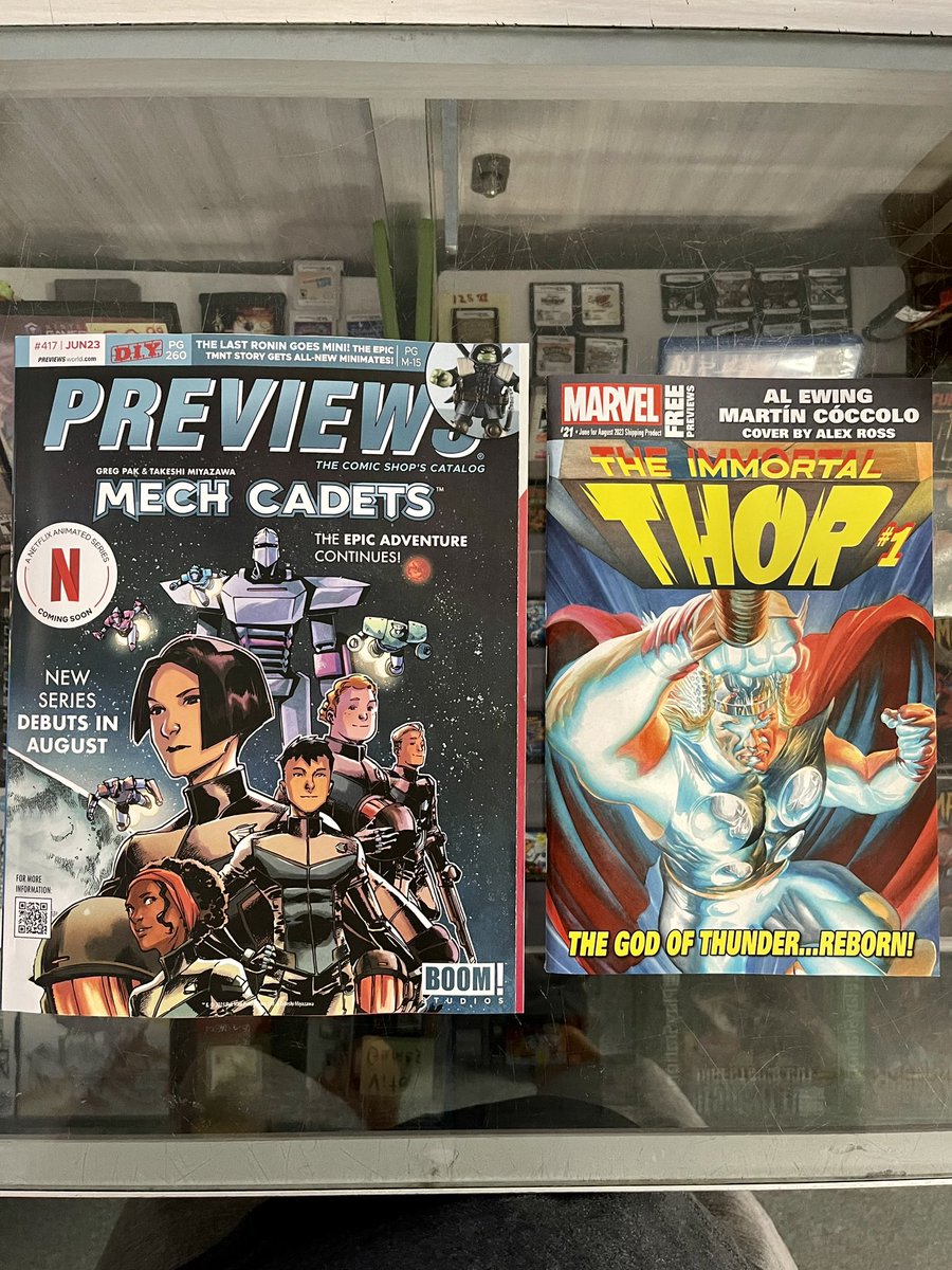 #newcomics are ready for the day. The @PREVIEWSworld and @Marvel catalogs arrived as well. 
(The @DCOfficial previews guide should arrive next Wednesday)
#NewComicsDay #comicbookstore